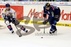 DEL - Pre-Playoffs - 1. Spiel - ERC Ingolstadt - Straubing Tigers - John Laliberte (ERC 15) im Zweikampf mit Dylan Yeo (5, Straubing Tigers) Foto: Adalbert Michalik