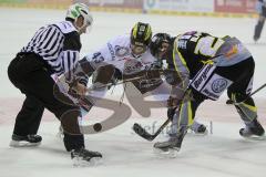 ERC-Ingolstadt gegen Krefeld Pinguine Derek Hahn beim Bully Foto: Jürgen Meyer