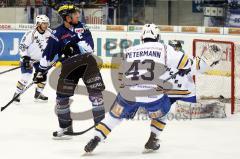 Derek Hahn fälscht den Puck Richtung Tor ab. Felix Petermann und Stephane Julien können nur zuschauen.