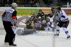 ERC-Ingolstadt gegen Krefeld Pinguine Sean O«Conner im Zweikampf Foto: Jürgen Meyer