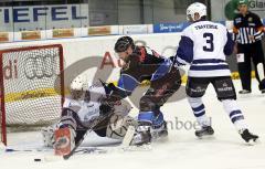 Wyatt Smith scheitert am Hamburger Keeper Daniel Taylor. Patrick Traverse schaut zu. Aufgenommen am 01.03.2011 während dem Spiel ERCI vs. Hamburg Freezers in der Ingolstädter Saturn Arena. Endstand 3:5.