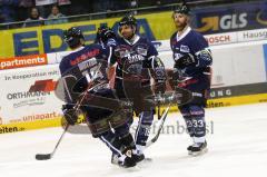 Michael Waginger (Mitte) bedankt sich bei Joe Motzko (links) für eine Torvorlage. Bryce Lampman (rechts) freut sich mit. Aufgenommen im Spiel zwischen ERC Ingolstadt und EHC München in der Ingolstädter Saturn Arena am 20.02.2011. Endstand 2:3 nach Penalty