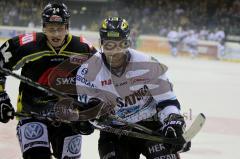 ERC-Ingolstadt gegen Krefeld Pinguine Craig Weller im Zweikampf an der Bande Foto: Jürgen Meyer