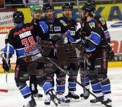 Jacub Ficenec, Peter Schaefer, Joe Motzko Matt Hussey (verdeckt) und Bob Wren beim Torjubel.  Aufgenommen im Spiel ERC Ingolstadt gegen Augsburg Panther am 28.01.2011 in der Ingolstädter Saturn Arena.