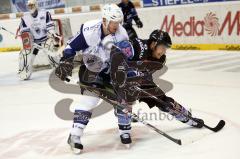 Rick Girard kämpft um die Scheibe mit Christoph Schubert. Aufgenommen am 01.03.2011 während dem Spiel ERCI vs. Hamburg Freezers in der Ingolstädter Saturn Arena. Endstand