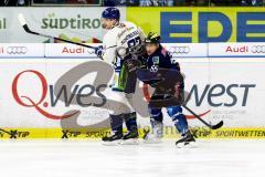 DEL - Pre-Playoffs - 1. Spiel - ERC Ingolstadt - Straubing Tigers - Patrick Köppchen (ERC 55) und Sandro Schönberger (27, Straubing Tigers). Foto: Adalbert Michalik