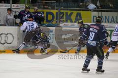 ERC-Ingolstadt gegen Iserlohn Roosters Bjoern Barta im Zweikampf an der Bande Foto: Juergen Meyer