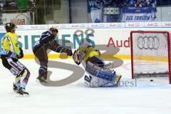 DEL - ERC Ingolstadt - Krefeld Pinguine - Patrick Hager schiesst das 1:0. Foto Adalbert Michalik