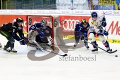 DEL - Pre-Playoffs - 1. Spiel - ERC Ingolstadt - Straubing Tigers - Martin Hinterstocker (24, Straubing Tigers) vor Brian Lebler (ERC 7) und Fabio Wagner (ERC 5) Foto: Adalbert Michalik