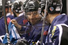 Michael Waginger mit guter Laune auf der Bank. Aufgenommen im Spiel zwischen ERC Ingolstadt und EHC München in der Ingolstädter Saturn Arena am 20.02.2011. Endstand 2:3 nach Penaltyschiessen.