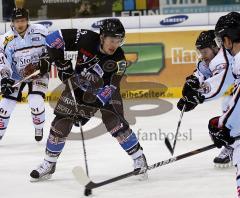 Patrik Buzas wird von 3 Straubinger Spielern bedrängt. Aufgenommen im Derby zwischen dem ERC Ingolstadt und den Straubing Tigers in der Saturn Arena Ingolstadt am 26.12.2010