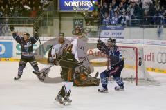 ERC-Ingolstadt gegen Grizzly Adams Wolfsburg - Robert Sabolic mit dem 1:0 Fhrungstreffer Foto: Juergen Meyer