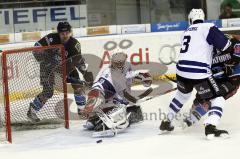 Joe Motzko (verdeckt) vergibt eine Torchance. Matt Hussey schaut im Hintergrund zu. Aufgenommen am 01.03.2011 während dem Spiel ERCI vs. Hamburg Freezers in der Ingolstädter Saturn Arena. Endstand 3:5.