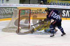 ERC-Ingolstadt gegen Krefeld Pinguine Patrik Hager beim 1:0 Foto: Jürgen Meyer