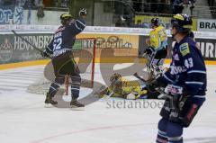 ERC-Ingolstadt gegen Krefeld Pinguine Patrik Hager beim 1:0 Foto: Jürgen Meyer