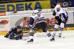 Matt Hussey wird von Rainer Köttstorfer (43) zu Fall gebracht. Jean-Philippe Coté schaut zu. Aufgenommen am 01.03.2011 während dem Spiel ERCI vs. Hamburg Freezers in der Ingolstädter Saturn Arena. Endstand 3:5.