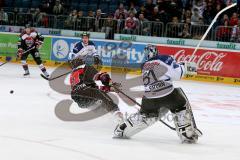 DEL - Kölner Haie - ERC Ingolstadt - Timo Pielmeier (#51 ERC Ingolstadt) rettet in letzter Sekunde - Christopher Minard #41 Kölner Haie - Foto: Jürgen Meyer