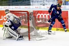DEL - Pre-Playoffs - 1. Spiel - ERC Ingolstadt - Straubing Tigers John Laliberte (ERC 15) Torwart Matt Climie (33, Straubing Tigers) Foto: Adalbert Michalik