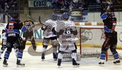 Bob Wren und Matt Hussey beim Torjubel. Aufgenommen am 28.01.2011 beim Spiel ERC Ingolstadt gegen Augsburg Panther in der Ingolstädter Saturn Arena.