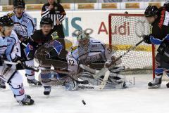 Michael Waginger und Christoph Gawlik im Kampf um den Puck vor Dimitri Pätzold. Aufgenommen im Derby zwischen dem ERC Ingolstadt und den Straubing Tigers in der Saturn Arena Ingolstadt am 26.12.2010
