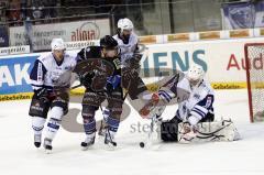 Wyatt Smith scheitert am Hamburger Keeper Daniel Taylor. Aufgenommen am 01.03.2011 während dem Spiel ERCI vs. Hamburg Freezers in der Ingolstädter Saturn Arena. Endstand 3:5.