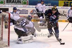 ERC-Ingolstadt gegen Hamburg Freezers Robert Sabolic schiesst sein 1. Tor Foto: Juergen Meyer