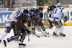 Felix Schütz (168 blau) umspielt Patrick Vogl (113 weiss rechts) und Johan Eidepalm (14 weiss links) Rick Girard (blau links) läuft sich frei. Aufgenommen im Spiel zwischen ERC Ingolstadt und EHC München in der Ingolstädter Saturn Arena am 20.02.2011. End