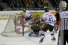 ERC-Ingolstadt gegen Krefeld Pinguine Derek Hahn warten auf das Zuspiel  Foto: Jürgen Meyer