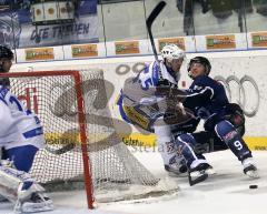 Bob Wren (blau) wird unfair von Dave Reid (weiss) hinter dem Tor gestoppt. Aufgenommen im Spiel zwischen ERC Ingolstadt und EHC München in der Ingolstädter Saturn Arena am 20.02.2011. Endstand 2:3 nach Penaltyschiessen.