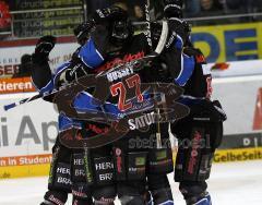 Torjubel der Ingolstädter Panther nach dem Tor von Matt Hussey zum 1:0.  Aufgenommen im Derby zwischen dem ERC Ingolstadt und den Straubing Tigers in der Saturn Arena Ingolstadt am 26.12.2010