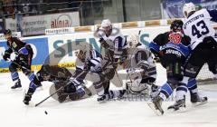 Wyatt Smith (am Boden), Bryce Lampman (links) und Thomas Greilinger im Kampf um die Scheibe.Aufgenommen am 01.03.2011 während dem Spiel ERCI vs. Hamburg Freezers in der Ingolstädter Saturn Arena. Endstand 3:5.