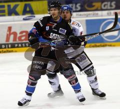 Peter Schaefer  im Zweikampf mit Steffen Tölzer. Aufgenommen im Spiel ERC Ingolstadt gegen Augsburg Panther am 28.01.2011 in der Ingolstädter Saturn Arena.