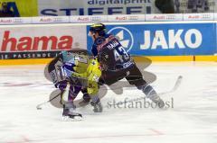 DEL - ERC Ingolstadt - Krefeld Pinguine - Derek Hahn im Zweikampf - Foto Adalbert Michalik