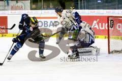 DEL - Pre-Playoffs - 1. Spiel - ERC Ingolstadt - Straubing Tigers - Petr Taticek (ERC 17) Torwart Matt Climie (33, Straubing Tigers) Maury Edwards (23, Straubing Tigers) Foto: Adalbert Michalik