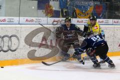 ERC-Ingolstadt gegen Krefeld Pinguine Jean Francois Boucher im Zweikampf  Foto: Jürgen Meyer