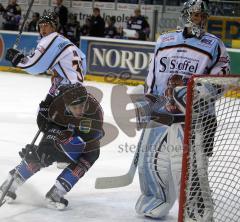 André Huebscher auf der Jagd nach dem Puck. Aufgenommen im Derby zwischen dem ERC Ingolstadt und den Straubing Tigers in der Saturn Arena Ingolstadt am 26.12.2010