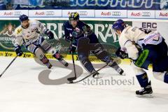 DEL - Pre-Playoffs - 1. Spiel - ERC Ingolstadt - Straubing Tigers - Petr Taticek (ERC 17) Steven Zalewski (15, Straubing Tigers) Sebastian Osterloh (8, Straubing Tigers) Foto: Adalbert Michalik