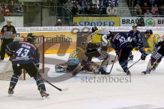 ERC-Ingolstadt gegen Krefeld Pinguine Derek Hahn wartet auf PuckFoto: Jürgen Meyer