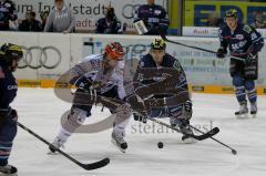 ERC-Ingolstadt gegen Iserlohn Roosters John Laliberte im Zweikampf Foto: Juergen Meyer