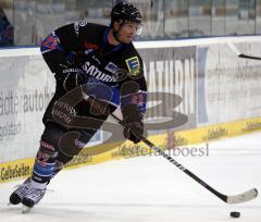 Colin Forbes sucht leitet einen Angriff ein. Aufgenommen im Derby zwischen dem ERC Ingolstadt und den Straubing Tigers in der Saturn Arena Ingolstadt am 26.12.2010