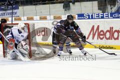 Felix Schütz umkurvt das Tor. Aufgenommen am 01.03.2011 während dem Spiel ERCI vs. Hamburg Freezers in der Ingolstädter Saturn Arena. Endstand 3:5