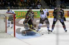 ERC-Ingolstadt gegen Krefeld Pinguine Likens Jeffrey kommt einen Schritt zu spt Foto: Jürgen Meyer