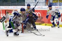 DEL - Pre-Playoffs - 1. Spiel - ERC Ingolstadt - Straubing Tigers - John Laliberte (ERC 15) wird von Sandro Schönberger (27, Straubing Tigers) in Bedrängnis gebracht. Torwart Matt Climie (33, Straubing Tigers) Maury Edwards (23, Straubing Tigers) Colton J