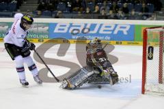 ERC-Ingolstadt gegen Krefeld Pinguine Derek Hahn mit Penalty zum Siegtreffer Foto: Jürgen Meyer