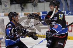 Thomas Greilinger und Bruno St. Jacques beim Torjubel direkt nach dem Siegestreffer zum 2:1 in der Verlängerung. Aufgenommen im Derby zwischen dem ERC Ingolstadt und den Straubing Tigers in der Saturn Arena Ingolstadt am 26.12.2010