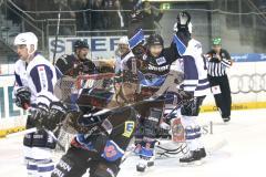 Bob Wren (mitte), Wyatt Smith (links) und Bryce Lampman bejubeln ein Tor von Thomas Greilinger. Aufgenommen am 01.03.2011 während dem Spiel ERCI vs. Hamburg Freezers in der Ingolstädter Saturn Arena. Endstand 3:5.