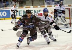 Thomas Greilinger im Zweikampf mit Jonathan Paiement. Aufgenommen im Spiel ERC Ingolstadt gegen Augsburg Panther am 28.01.2011 in der Ingolstädter Saturn Arena.