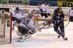 ERC-Ingolstadt gegen Hamburg Freezers Robert Sabolic schiesst sein 1. Tor Foto: Juergen Meyer