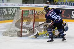 ERC-Ingolstadt gegen Krefeld Pinguine Patrik Hager beim 1:0 Foto: Jürgen Meyer