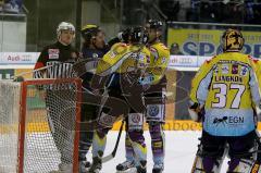 ERC-Ingolstadt gegen Krefeld Pinguine Jean Francois Boucher im Zweikampf  Foto: Jürgen Meyer